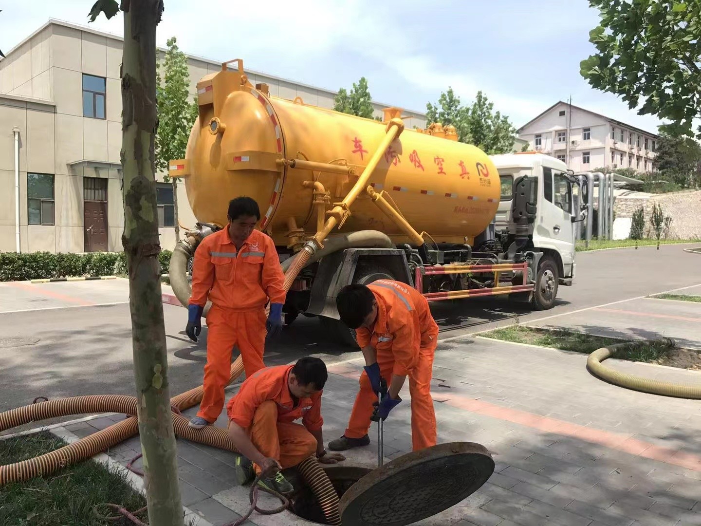 沾益管道疏通车停在窨井附近