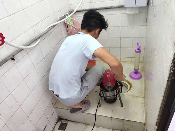 沾益管道堵塞冒臭气 专业师傅现场解决问题