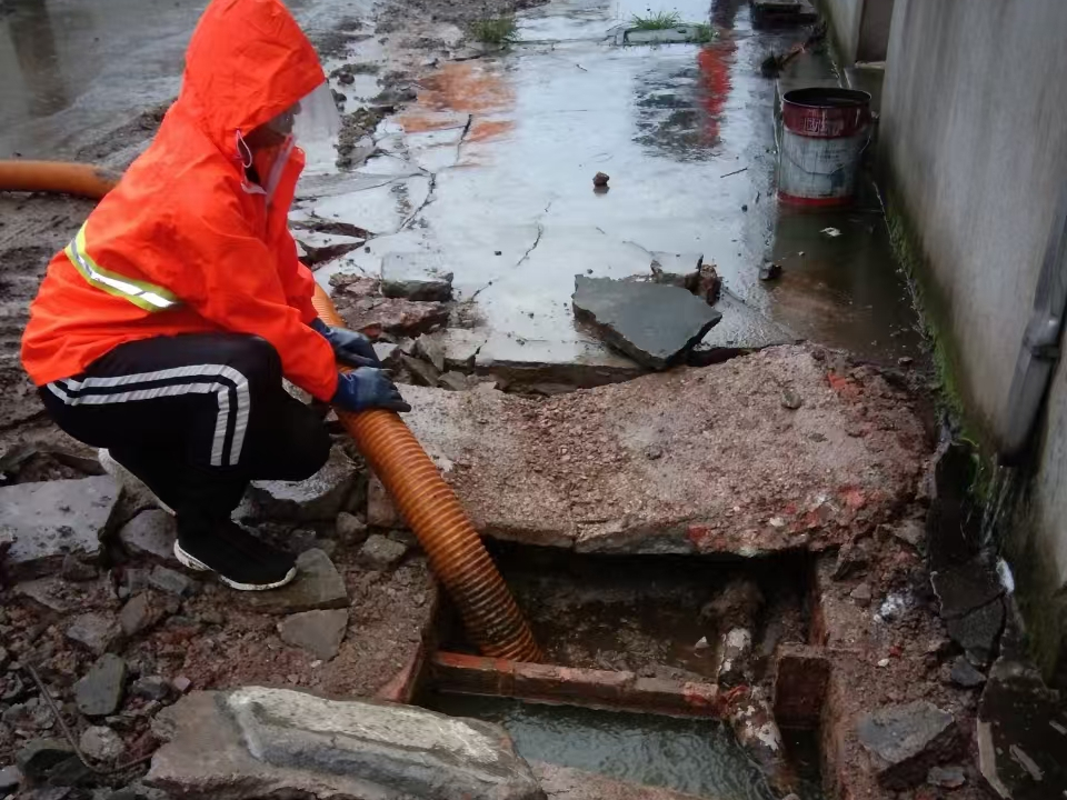 沾益专业清理污水池 炜誉市政以规范流程守护城市 “肠道”